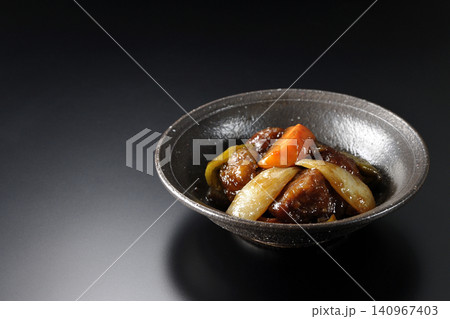 人参、玉ねぎ、ピーマン、肩ロース肉の入った黒酢酢豚を黒背景で単品撮影 人参、玉ねぎ、ピーマン、肩ロース肉の入った黒酢酢豚を黒背景で単品撮影 140967403