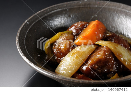 人参、玉ねぎ、ピーマン、肩ロース肉の入った黒酢酢豚を黒背景で単品撮影 140967412