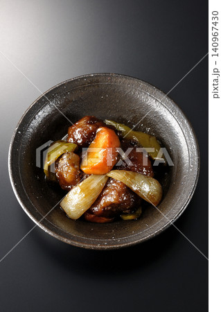 人参、玉ねぎ、ピーマン、肩ロース肉の入った黒酢酢豚を黒背景で単品撮影 人参、玉ねぎ、ピーマン、肩ロース肉の入った黒酢酢豚を黒背景で単品撮影 140967430