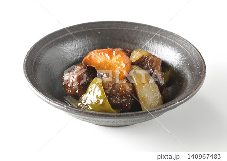 人参、玉ねぎ、ピーマン、肩ロース肉の入った黒酢酢豚を白背景で単品撮影 人参、玉ねぎ、ピーマン、肩ロース肉の入った黒酢酢豚を白背景で単品撮影 140967483