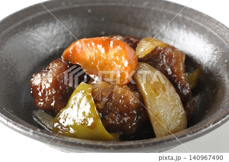 人参、玉ねぎ、ピーマン、肩ロース肉の入った黒酢酢豚を白背景で単品撮影 人参、玉ねぎ、ピーマン、肩ロース肉の入った黒酢酢豚を白背景で単品撮影 140967490
