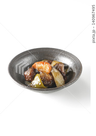人参、玉ねぎ、ピーマン、肩ロース肉の入った黒酢酢豚を白背景で単品撮影 人参、玉ねぎ、ピーマン、肩ロース肉の入った黒酢酢豚を白背景で単品撮影 140967495