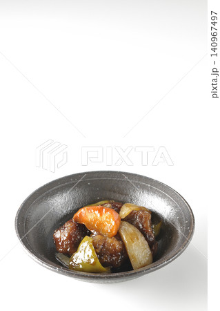 人参、玉ねぎ、ピーマン、肩ロース肉の入った黒酢酢豚を白背景で単品撮影 人参、玉ねぎ、ピーマン、肩ロース肉の入った黒酢酢豚を白背景で単品撮影 140967497