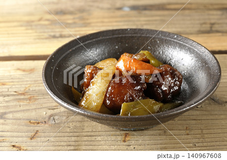 人参、玉ねぎ、ピーマン、肩ロース肉の入った黒酢酢豚を単品撮影 人参、玉ねぎ、ピーマン、肩ロース肉の入った黒酢酢豚を単品撮影 140967608