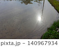 水を入れ始めた田んぼ 140967934