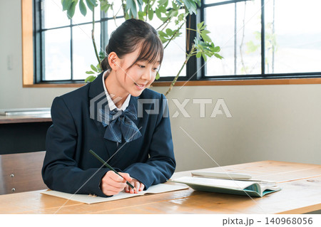 家で勉強,宿題,リビング学習する中学生,高校生,小学生,生徒の女の子 家で勉強,宿題,リビング学習する中学生,高校生,小学生,生徒の女の子 140968056