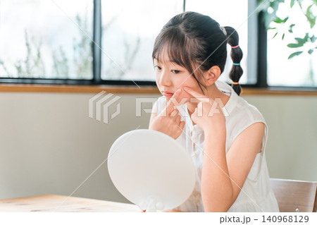 鏡を見る肌荒れ,ニキビに悩む小学生,中学生の女の子 140968129