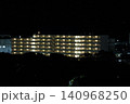 夜に輝く巨大なマンション 140968250