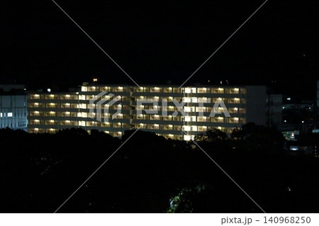夜に輝く巨大なマンション 夜に輝く巨大なマンション 140968250