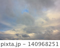 夕方の空に浮かぶ分厚い雲 140968251