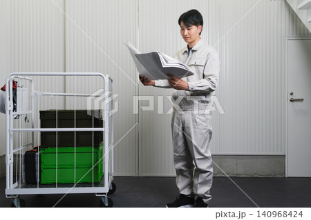 作業用着を着た若い男性 建設イメージ 作業用着を着た若い男性 建設イメージ 140968424