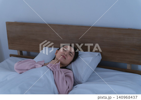 ベッドで眠る若い女性 ライフスタイルイメージ ベッドで眠る若い女性 ライフスタイルイメージ 140968437
