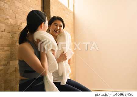 汗をタオルで拭う2人の若い女性 ビューティイメージ 汗をタオルで拭う2人の若い女性 ビューティイメージ 140968456