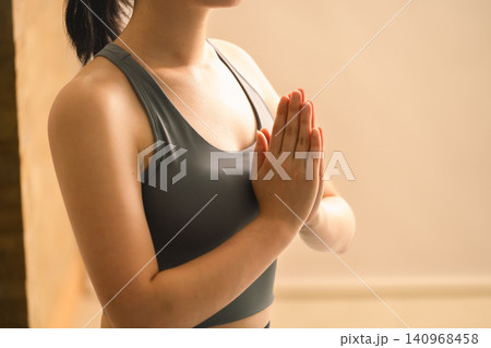 ホットヨガをする若い女性 ビューティイメージ ホットヨガをする若い女性 ビューティイメージ 140968458