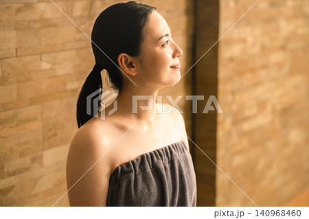 サウナで汗を流す若い女性 ビューティイメージ サウナで汗を流す若い女性 ビューティイメージ 140968460