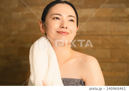 タオルで汗を拭う若い女性 ビューティイメージ タオルで汗を拭う若い女性 ビューティイメージ 140968461
