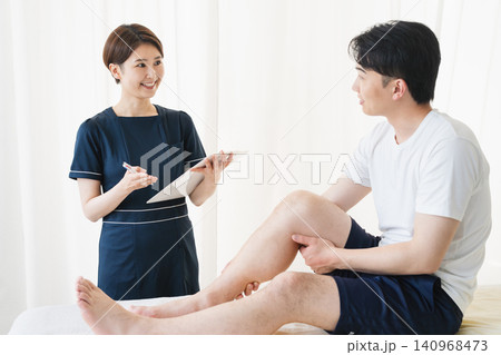若い男性をカウンセリングをするセラピスト 若い男性をカウンセリングをするセラピスト 140968473