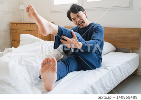 こむら返りをおこした若い男性 ライフスタイルイメージ こむら返りをおこした若い男性 ライフスタイルイメージ 140968489