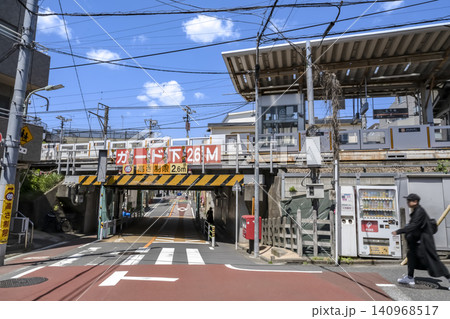 東京都大田区の都市風景 北千束駅の高架下と駅ホーム 140968517