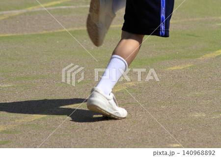 小学校の運動会の徒競走で校庭を走る生徒の足元 小学校の運動会の徒競走で校庭を走る生徒の足元 140968892