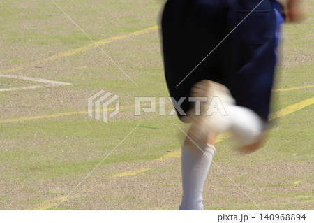 小学校の運動会の徒競走で校庭を走る生徒の足元 小学校の運動会の徒競走で校庭を走る生徒の足元 140968894