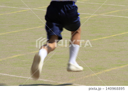 小学校の運動会の徒競走で校庭を走る生徒の足元 小学校の運動会の徒競走で校庭を走る生徒の足元 140968895