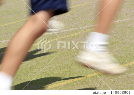 小学校の運動会の徒競走で校庭を走る生徒の足元 小学校の運動会の徒競走で校庭を走る生徒の足元 140968901
