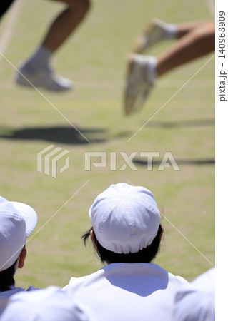 小学校の運動会の応援席で応援する生徒 小学校の運動会の応援席で応援する生徒 140968909