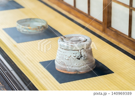 京都市上京区小川通 茶道具の老舗 清昌堂 やました(ディスプレイの陶器の水指) 京都市上京区小川通 茶道具の老舗 清昌堂 やました(ディスプレイの陶器の水指) 140969389