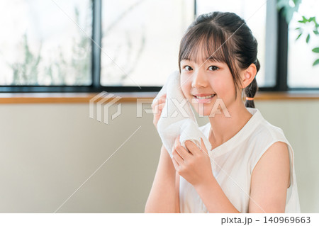 洗顔,クレンジング,ニキビケアをしてタオルドライする子供,女の子,小学生,中学生,高校生 洗顔,クレンジング,ニキビケアをしてタオルドライする子供,女の子,小学生,中学生,高校生 140969663