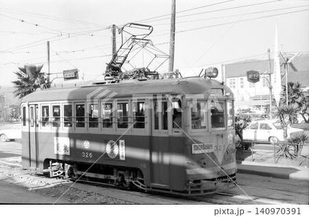 土佐電鉄を走る300形路面電車303 土佐電鉄を走る300形路面電車303 140970391