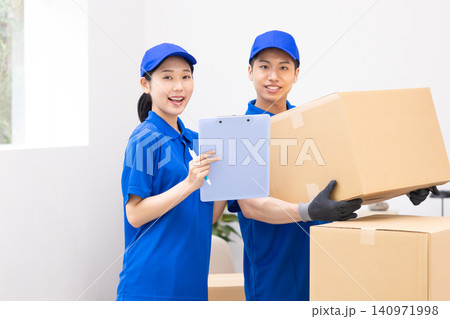 引越し 段ボールを運ぶ引越しスタッフ 引越し 段ボールを運ぶ引越しスタッフ 140971998