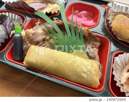 お弁当の春巻きと豚肉と醤油とバラン 140972009