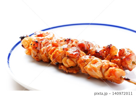 やきとり - 炭火で焼いた焼き鳥(鶏のモモ肉) やきとり - 炭火で焼いた焼き鳥(鶏のモモ肉) 140972011