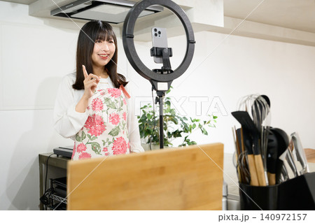 スマホで料理撮影をする日本人女性 140972157
