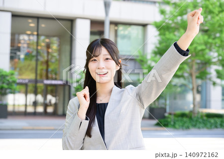 ガッツポーズをする日本人女性 ガッツポーズをする日本人女性 140972162