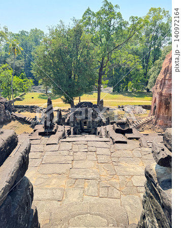 ロリュオス遺跡群のバコン寺院、最上部から南階段を見下ろした眺め、世界遺産、2026年1月撮影 ロリュオス遺跡群のバコン寺院、最上部から南階段を見下ろした眺め、世界遺産、2026年1月撮影 140972164