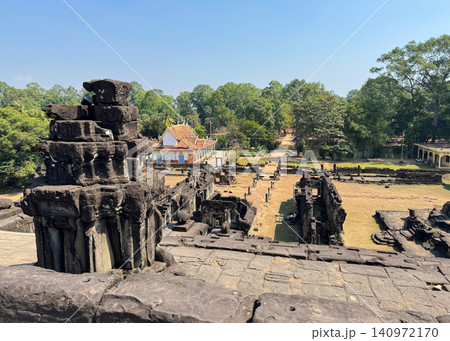ロリュオス遺跡群のバコン寺院、最上部から参道を見下ろした眺め、世界遺産、2026年1月撮影 140972170