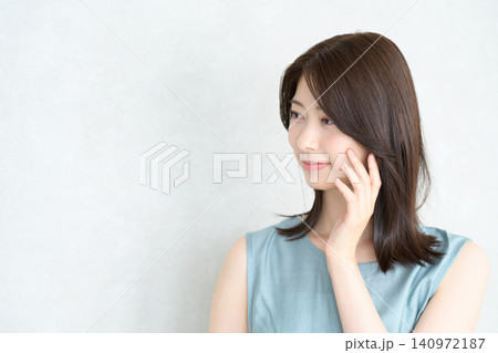 肌に触れて微笑む日本人女性 肌に触れて微笑む日本人女性 140972187