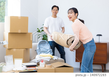 引越し 荷物を片付けるカップル 引越し 荷物を片付けるカップル 140972283