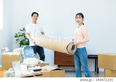 引越し 荷物を片付けるカップル 引越し 荷物を片付けるカップル 140972285