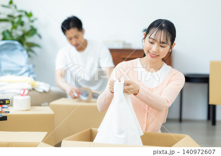 引越し 荷物を片付けるカップル 引越し 荷物を片付けるカップル 140972607