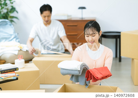 引越し 荷物を片付けるカップル 引越し 荷物を片付けるカップル 140972608