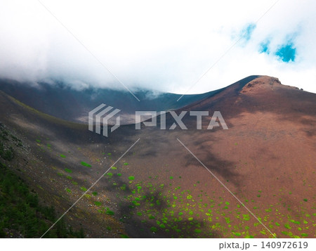 富士山・宝永火口の荒々しい火山景観。噴火によって形成された大規模な噴火口と地層の自然風景 富士山・宝永火口の荒々しい火山景観。噴火によって形成された大規模な噴火口と地層の自然風景 140972619