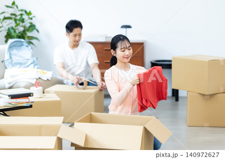 引越し 荷物を片付けるカップル 引越し 荷物を片付けるカップル 140972627