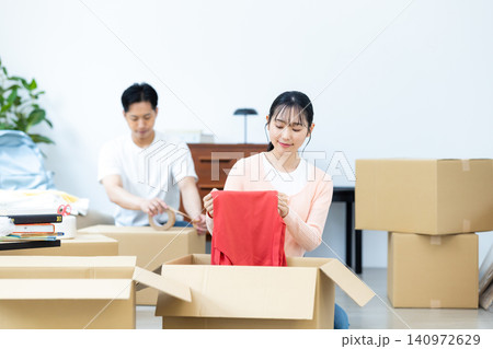 引越し 荷物を片付けるカップル 引越し 荷物を片付けるカップル 140972629