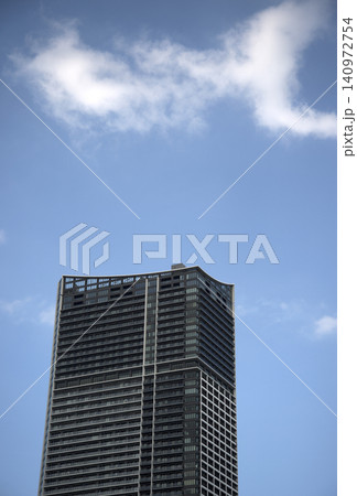 桜木町駅付近の青空を背景にした高層マンション 140972754