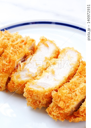 トンカツ - 揚げ立てでサクサクの食感の、おいしいトンカツ(ロースカツ) トンカツ - 揚げ立てでサクサクの食感の、おいしいトンカツ(ロースカツ) 140972931