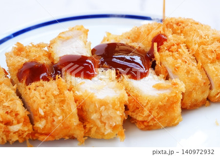 トンカツ - 揚げ立てでサクサクの食感の、おいしいトンカツ(ロースカツ) トンカツ - 揚げ立てでサクサクの食感の、おいしいトンカツ(ロースカツ) 140972932