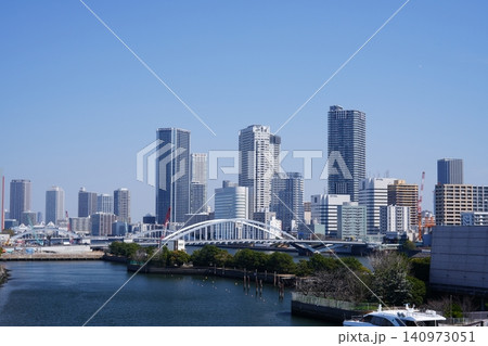東京湾に停泊する観光船と築地大橋を望む湾岸のビル群 東京湾に停泊する観光船と築地大橋を望む湾岸のビル群 140973051